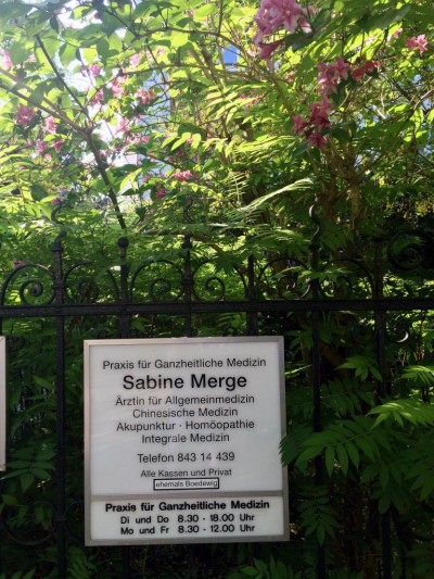 Praxis Sabine Merge Schild vom Haus